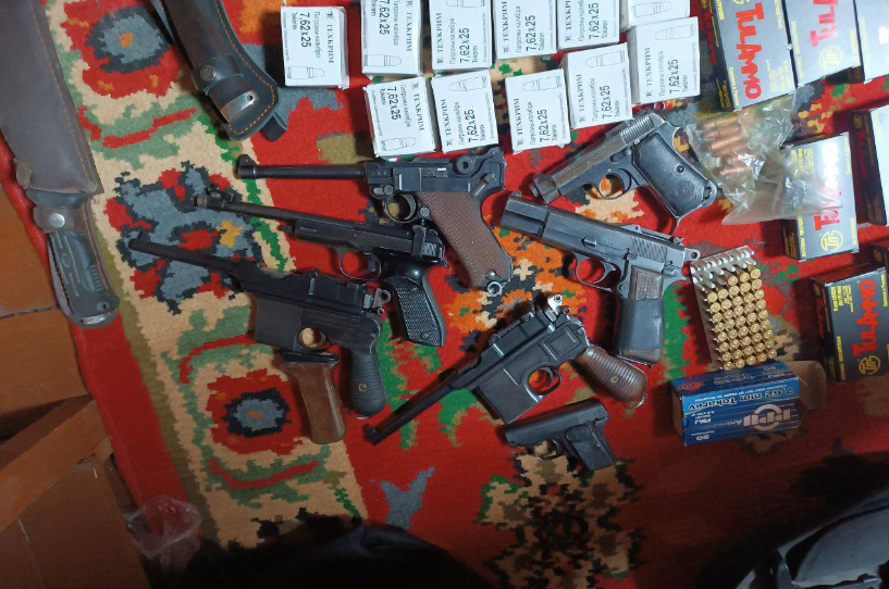 Винтовку, автомат и пистолеты изъяли полицейские у нижегородца - фото 1