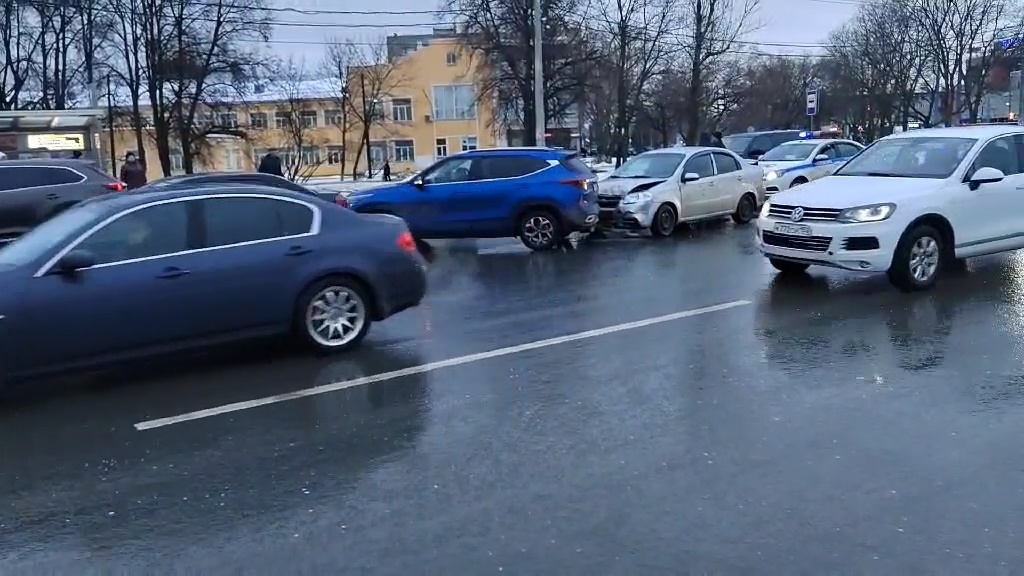 Водитель умер за рулем и спровоцировал массовое ДТП в Автозаводском районе - фото 1