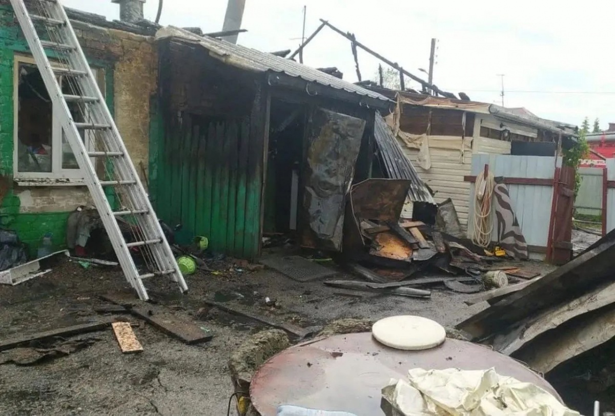 Кровля сгорела на доме в Канавине после попадания молнии - фото 1