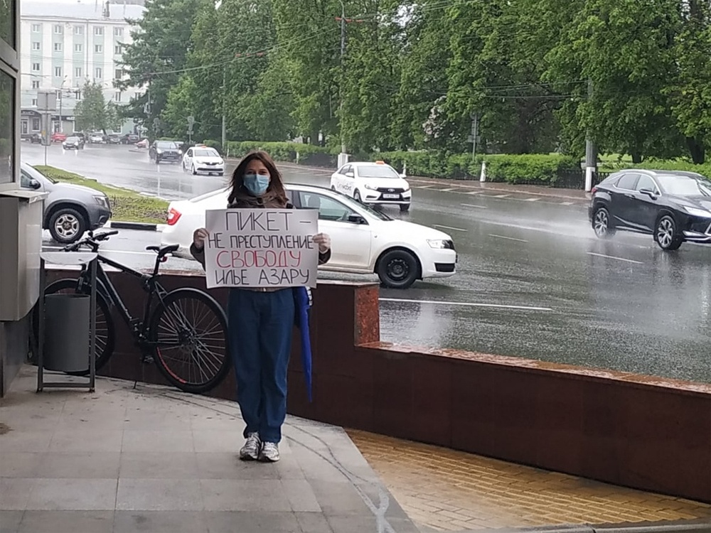 Пикет в защиту задержанного журналиста Ильи Азара прошел в Нижнем Новгороде - фото 1