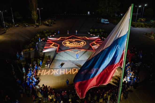 Более 10 тысяч свечей зажгли в парке Победы в Нижнем Новгороде - фото 4